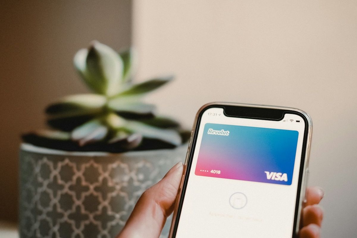 Revolut lutte contre les arnaques téléphoniques avec un système de détection des deepfakes vocaux
